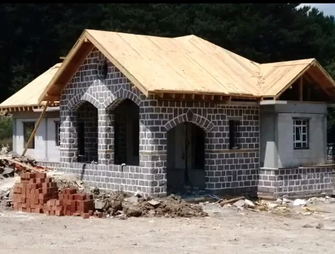 Taş işçiliğiyle yapılan kemerli giriş cephesi, inşaat aşamasında