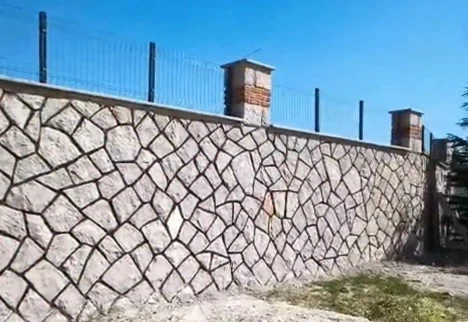 Doğal taş kaplamalı, demir korkuluklu bahçe çevre duvarı
