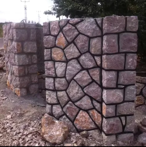 Düzensiz desenli doğal taş duvar işçiliği detayı