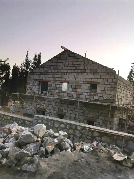 Taş duvarlarla yükselen evin yapım hâli